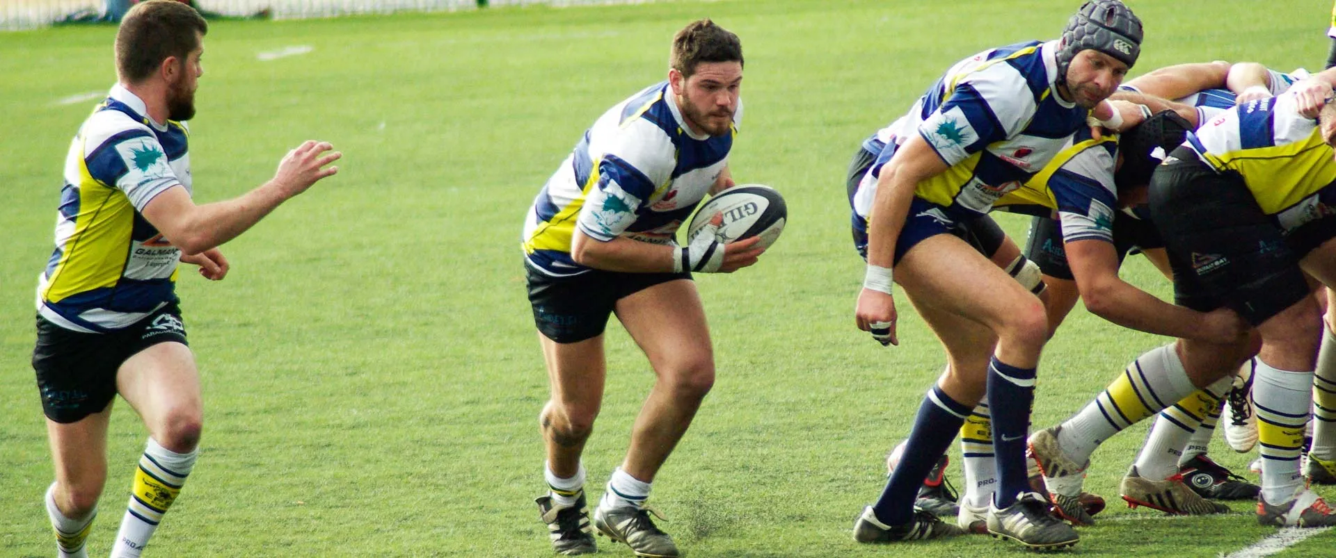 Rugbyspelers in actie tijdens een wedstrijd