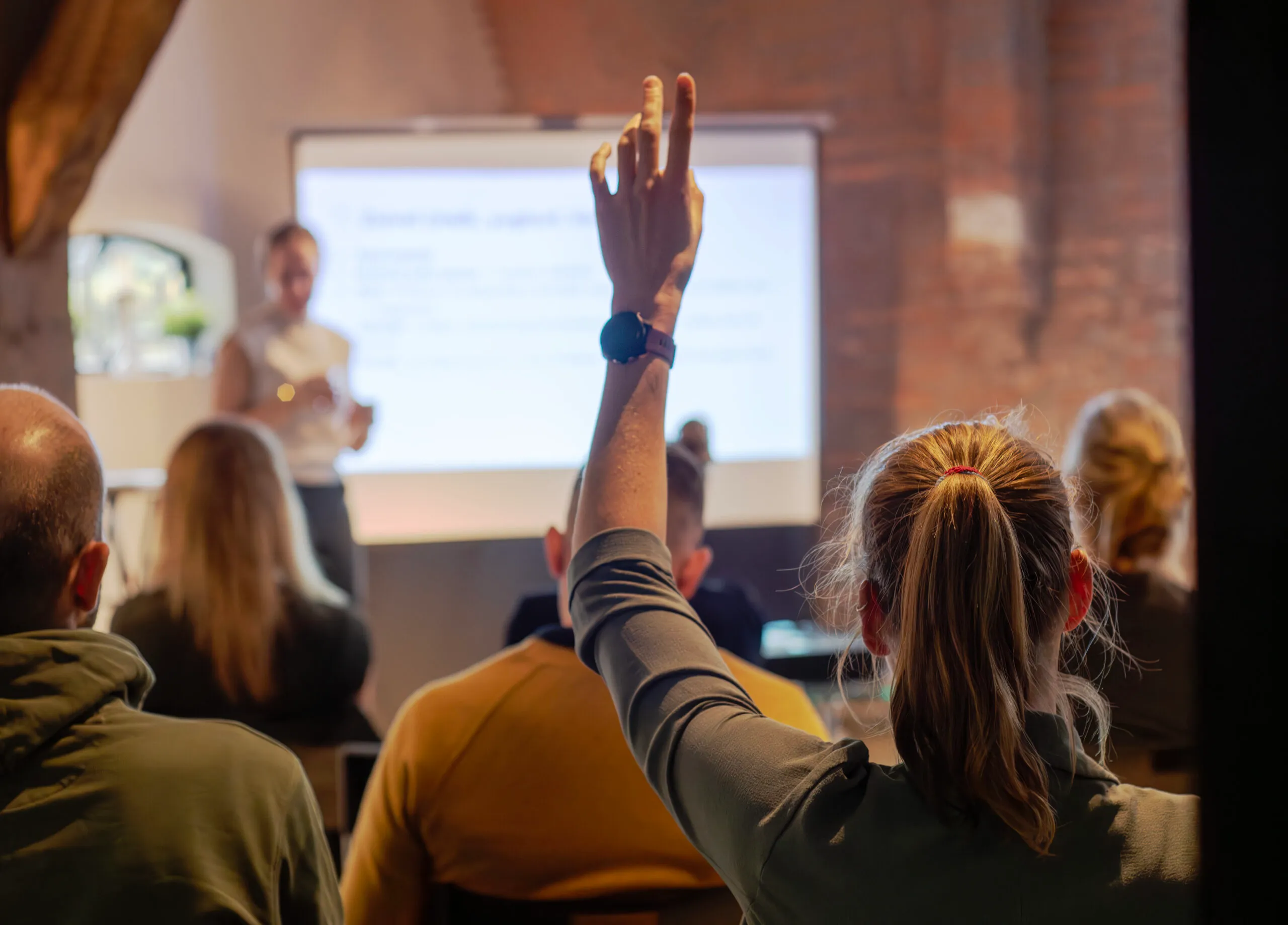 Een deelnemer steekt haar hand op tijdens de VSN studiedag